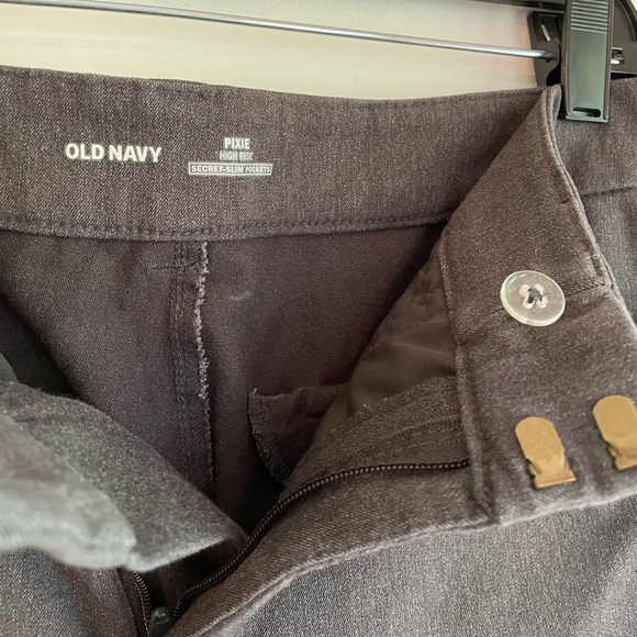 Old Navy Charcoal Stretch Pixie Pants - Picture 4 of 5